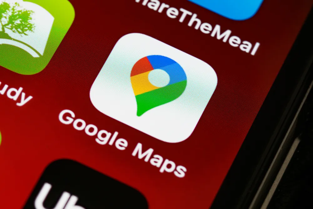 Empresario frustrado intentando aparecer Google Maps